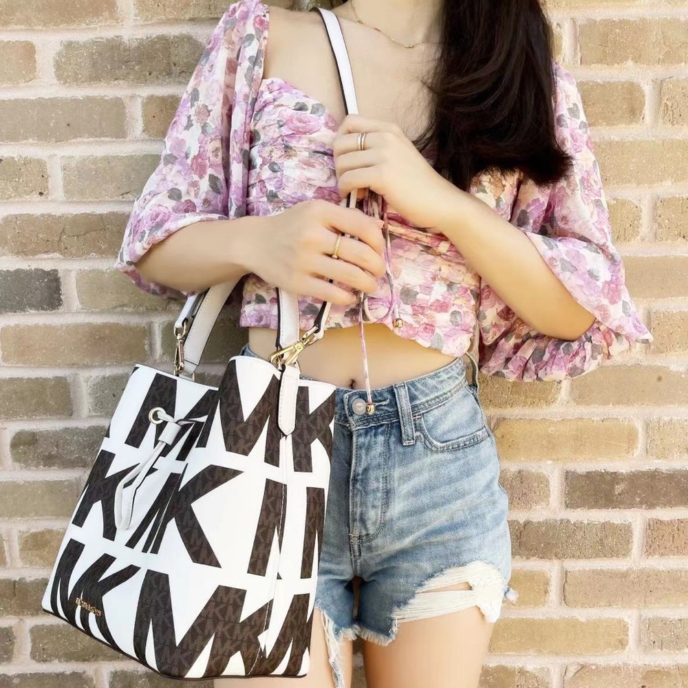 Gaby’sBags💕NWT Michael Kors Bucket Tote - Picture 3 of 3